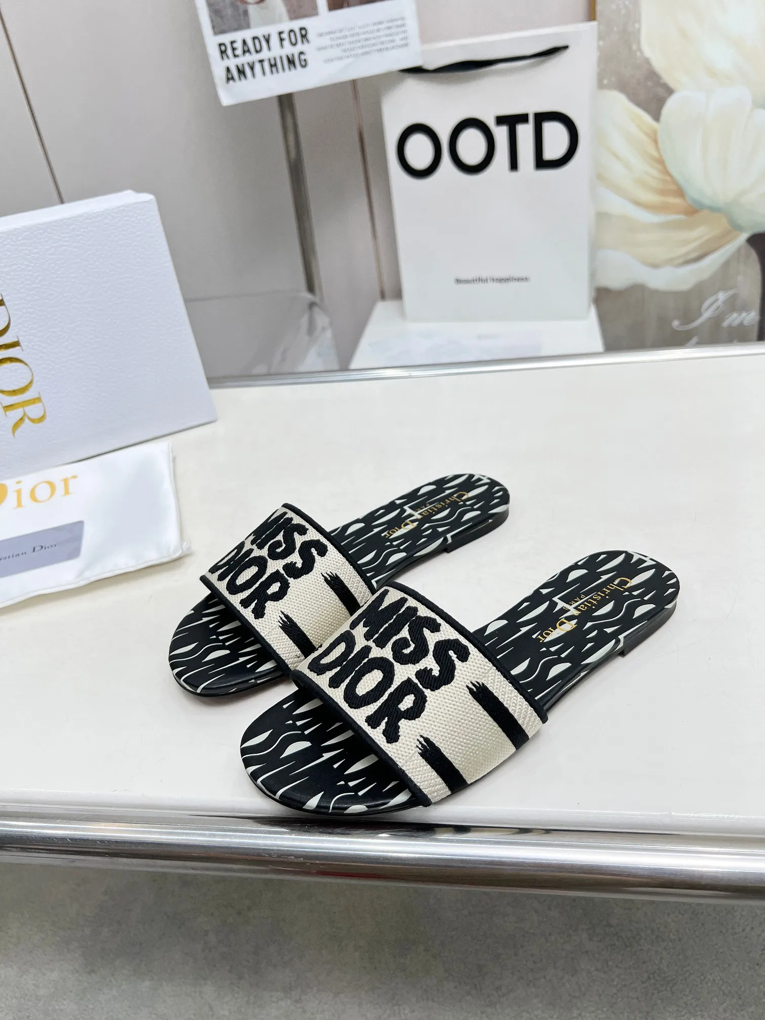 👟👟Ex-factory price 300👟👟 •Dior women's presbyopic embroidered leather-soled slippers Christian Dior has always been synonymous with magnificence and elegance, and has always been at the top of the fashion world👍 What is particularly worth mentioning is: the embroidered ✨ pattern on the sole, which reproduces one of the cherished symbols of Christian Dior✅More than a hundred colors to choose from ◽️️Upper: selected top-quality embroidered cotton ◽️Inner lining: imported sheepskin ◽Number 35-40 (41.42.43 customized)